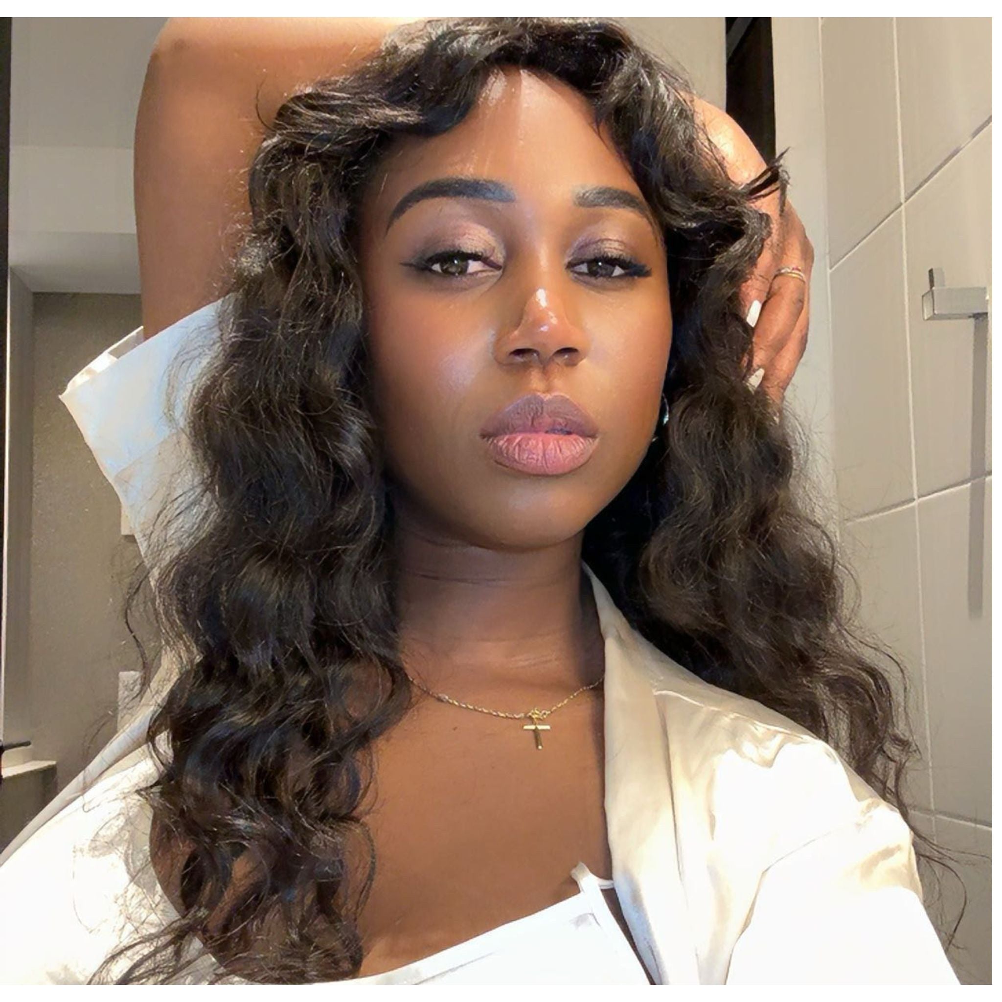 Perruque bouclée en cheveux bruts indiens, texture naturelle et boucles définies pour un look volumineux et élégant.